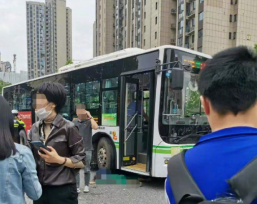 长沙小学生放学过马路被公交车撞倒身亡,公交司机开车撞死人需要承担什么?