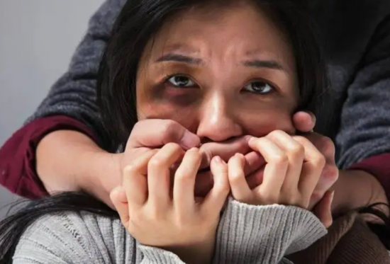 被家暴了应该怎么起诉离婚，法律对家暴是如何处理的？
