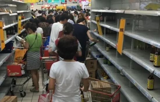 超市促销抢购商品时被挤倒受伤，谁该负责？