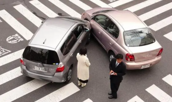 构成交通事故应当具备什么要素?交通事故的赔偿标准是什么?
