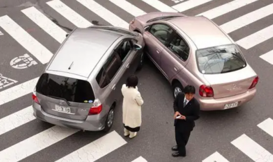 多輛車發(fā)生交通事故造成第三人損傷如何定責?機動車存在產(chǎn)品缺陷發(fā)生交通事故怎么辦?