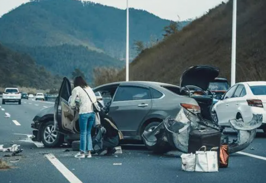 多輛車發(fā)生交通事故造成第三人損傷如何定責?機動車存在產(chǎn)品缺陷發(fā)生交通事故怎么辦?