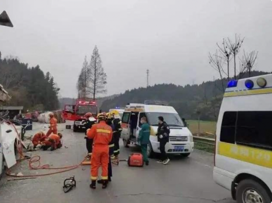 (大客車半邊被削)四川某事故高發(fā)路段又生車禍，罐車與三車相撞