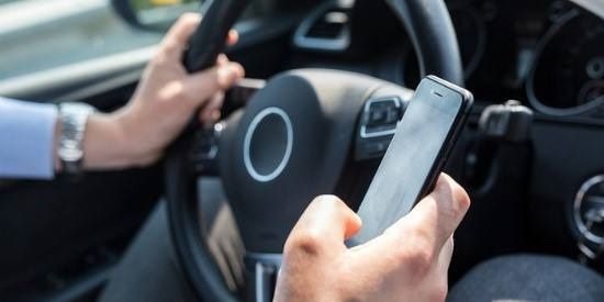 开车看手机造成事故要负全责吗?
